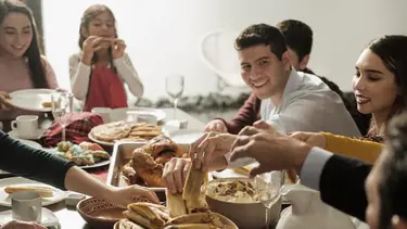 Atracones, acidez y molestias: cómo elegir bien las comidas estas fiestas