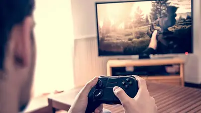 Hombre jugando a los videojuegos Hombre jugando a los videojuegos