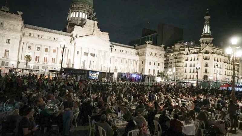 Grabois organizó una cena solidaria por Navidad en el Congreso con más de 4.000 personas