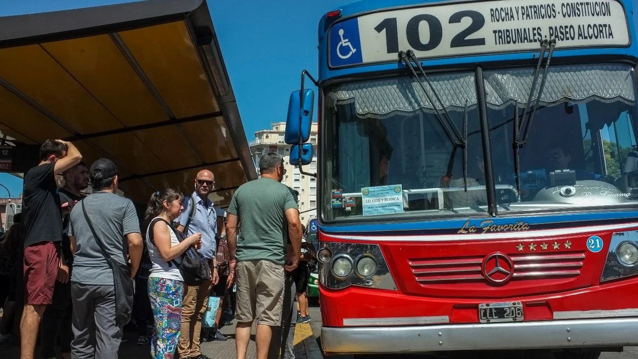 Reunión clave de las empresas de colectivos con el Gobierno por la reducción de servicio