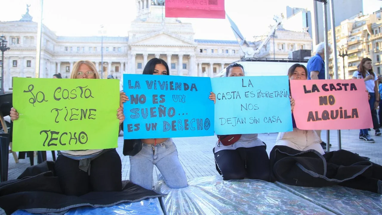 Realizan un "colchonazo" frente al Congreso en protesta por el ajuste