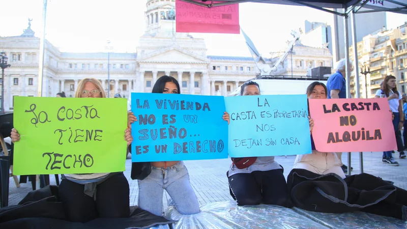 Realizan un "colchonazo" frente al Congreso en protesta por el ajuste