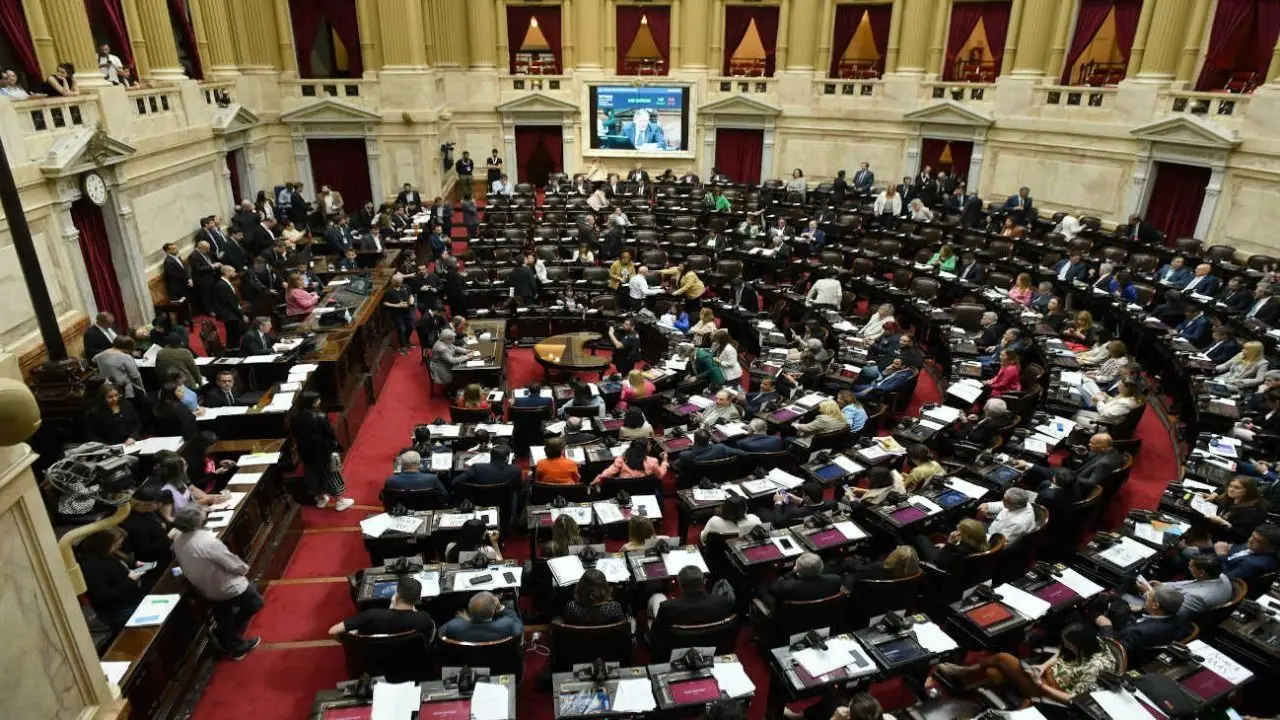 Se intensifican las negociaciones por la ley ómnibus a un día de volver al recinto de Diputados