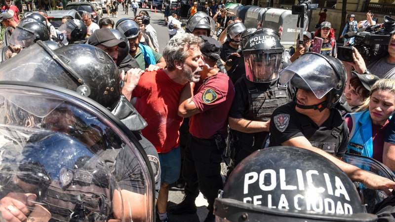 La marcha de la CGT terminó con show represivo en el centro porteño: seis detenidos