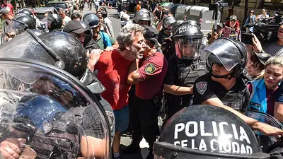 La marcha de la CGT terminó con show represivo en el centro porteño: seis detenidos La marcha de la CGT terminó con show represivo en el centro porteño: seis detenidos
