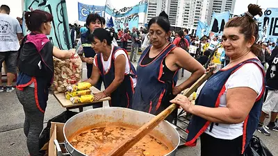 Cocineras de comedores le reclaman alimentos a Milei: "La crueldad y la corrupción no va más" Cocineras de comedores le reclaman alimentos a Milei: "La crueldad y la corrupción no va más"