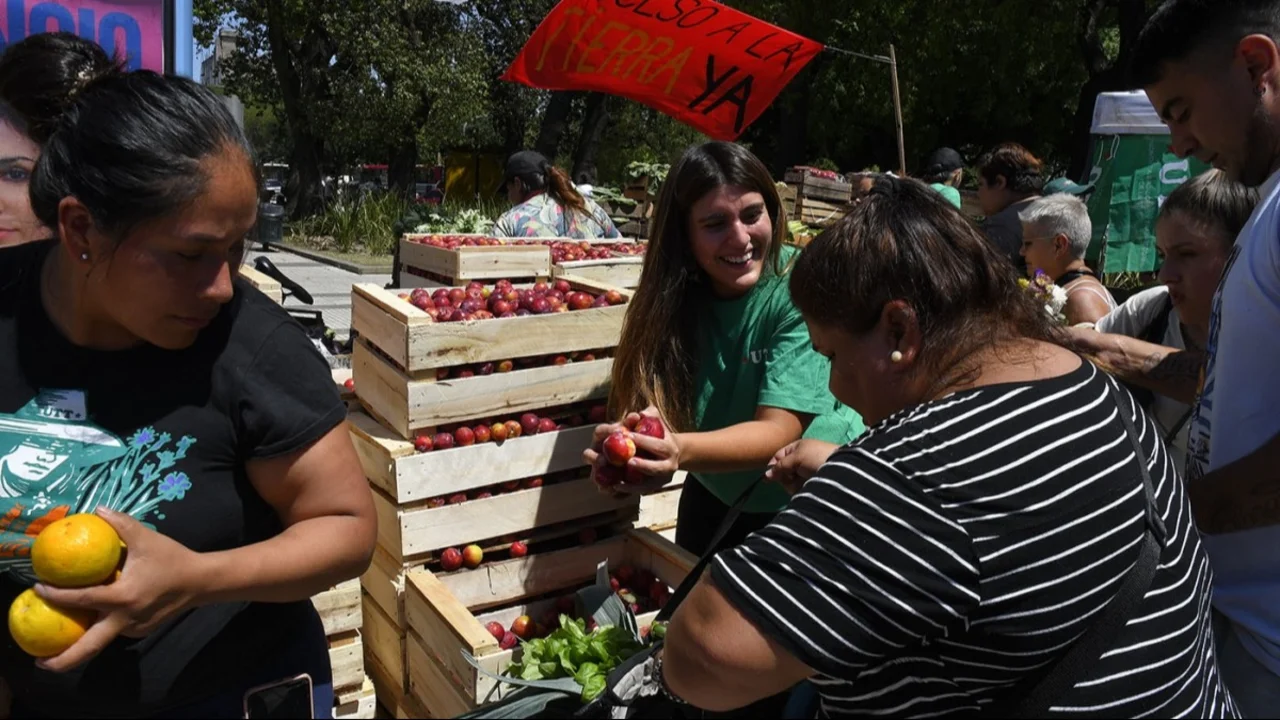 Alimentazo en el Congreso. Venden alimentos a precios populares.