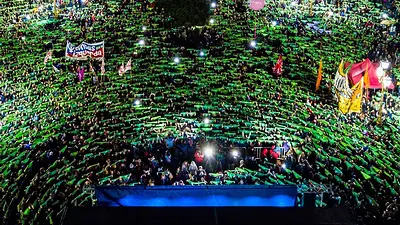 Fotografía de la celebración por la aprobación de la Ley de Interrupción Voluntaria del Embarazo Fotografía de la celebración por la aprobación de la Ley de Interrupción Voluntaria del Embarazo