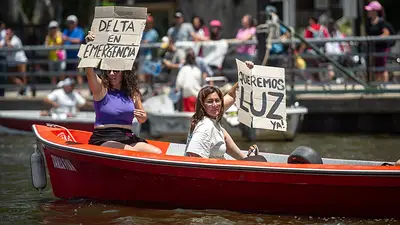 Vecinos de las islas del Delta cortan el río Tigre para pedir que vuelva la luz Vecinos de las islas del Delta cortan el río Tigre para pedir que vuelva la luz