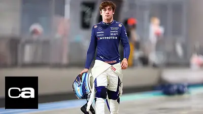 Franco Colapinto caminando por la pista tras un accidente. Franco Colapinto caminando por la pista tras un accidente.