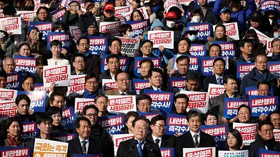 El presidente surcoreano enfrenta peticiones de destitución tras la debacle de la ley marcial El presidente surcoreano enfrenta peticiones de destitución tras la debacle de la ley marcial