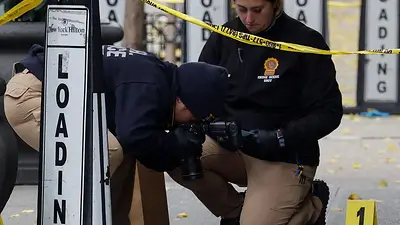 Policía de Nueva York busca al hombre que mató a ejecutivo de una aseguradora de salud Policía de Nueva York busca al hombre que mató a ejecutivo de una aseguradora de salud