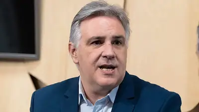 "Tremendamente mala": Llaryora cruzó al gobierno de Milei por el recorte de medicamentos del PAMI "Tremendamente mala": Llaryora cruzó al gobierno de Milei por el recorte de medicamentos del PAMI