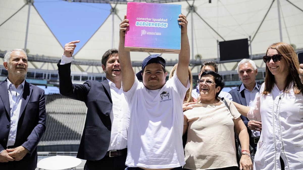 Kicillof se centra en la gestión y entrega notebooks a estudiantes ...