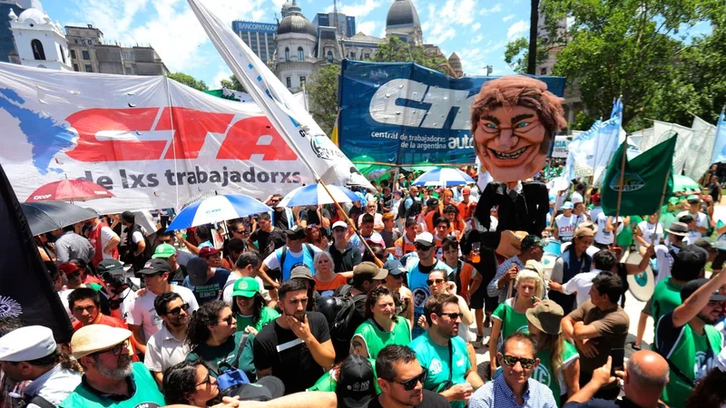 "Por una Argentina sin hambre", gremios y movimientos sociales marcharon a Plaza de Mayo