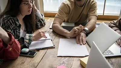 Personas estudiando Personas estudiando