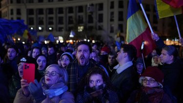 Miles de personas acuden en Rumanía a manifestación pro-UE antes de segunda vuelta de las presidenciales