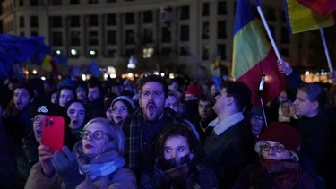 Miles de personas acuden en Rumanía a manifestación pro-UE antes de segunda vuelta de las presidenciales