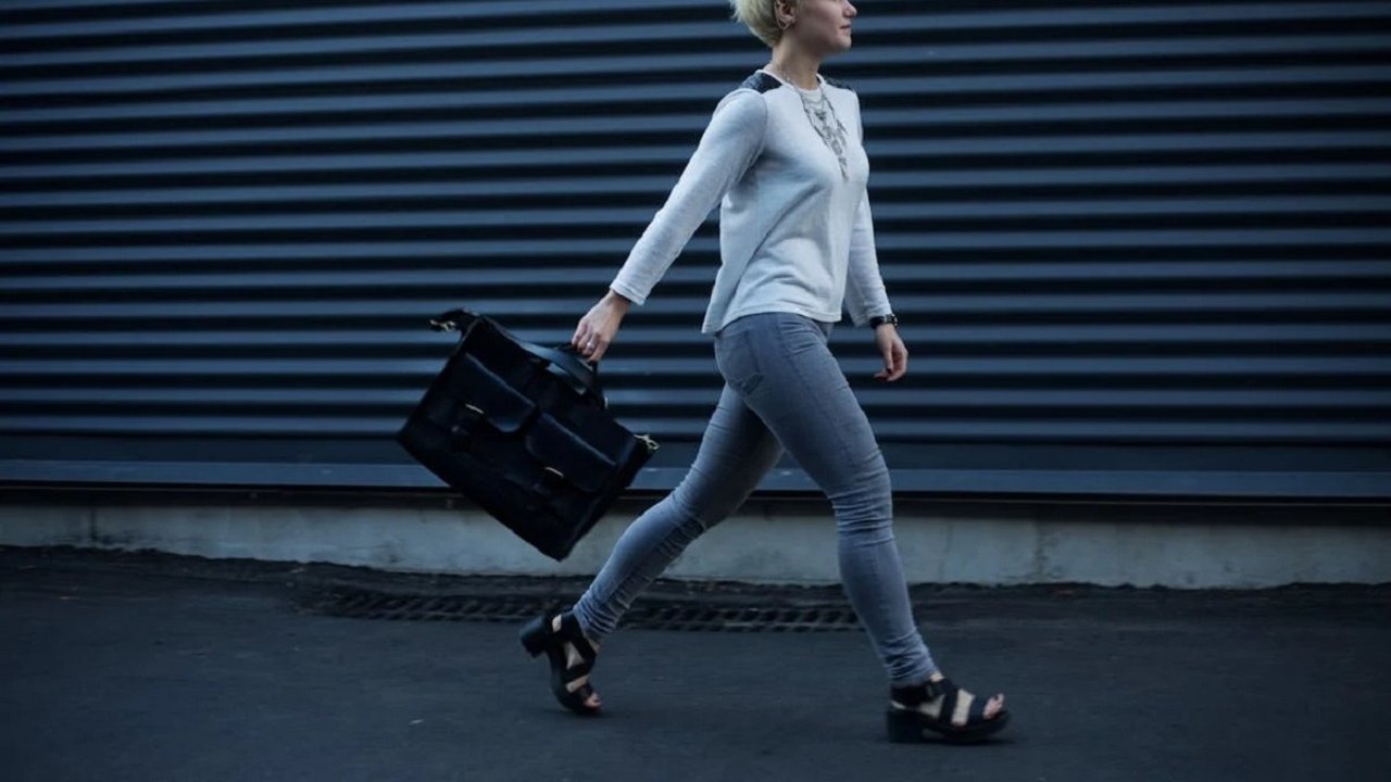 Mujer con bolso de cuero.