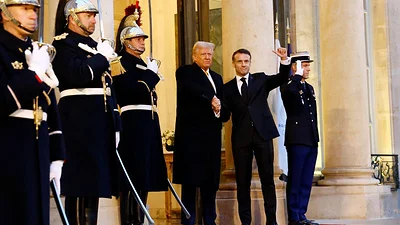 Trump vuelve al escenario mundial en reunión con Macron en París Trump vuelve al escenario mundial en reunión con Macron en París