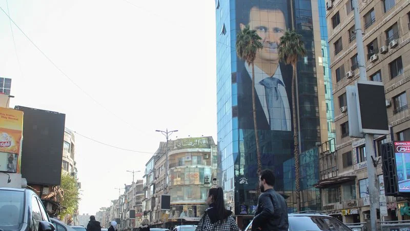Mando del Ejército sirio informa a oficiales que régimen de Assad ha terminado, dice un oficial