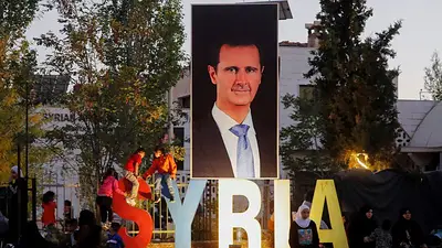 Asad, en paradero desconocido, aunque oficiales del ejército sirio afirman que embarcó en un vuelo Asad, en paradero desconocido, aunque oficiales del ejército sirio afirman que embarcó en un vuelo