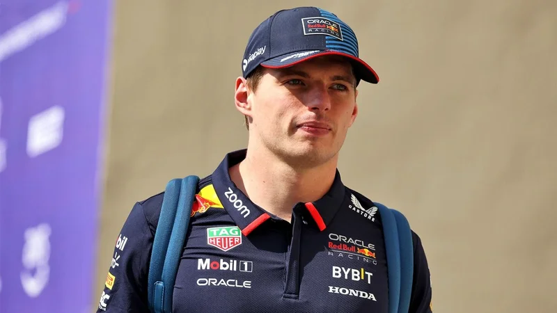 Max Verstappen en el paddock de la F1.