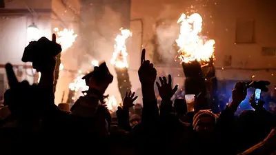 No es Harry Potter: un pueblo de España celebra una fiesta con escobas en llamas No es Harry Potter: un pueblo de España celebra una fiesta con escobas en llamas