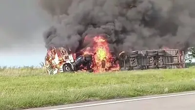 Accidente vial: un camión volcó mercadería y se prendió fuego en la autopista Rosario-Córdoba Accidente vial: un camión volcó mercadería y se prendió fuego en la autopista Rosario-Córdoba