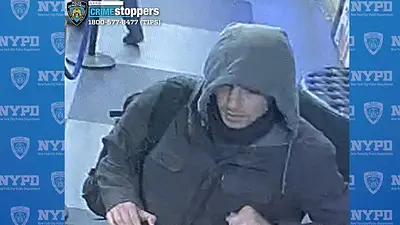 Policía interroga a hombre hallado con un arma sobre crimen de ejecutivo de UnitedHealth: informes Policía interroga a hombre hallado con un arma sobre crimen de ejecutivo de UnitedHealth: informes