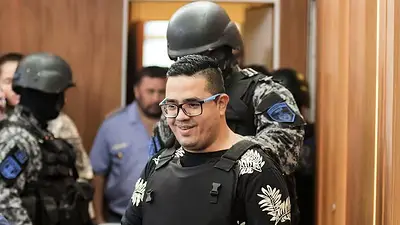 El líder de Los Monos amenazó a Bullrich y a los policías premiados por Milei: "En la puerta de su casa" El líder de Los Monos amenazó a Bullrich y a los policías premiados por Milei: "En la puerta de su casa"