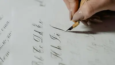 Persona escribiendo. Persona escribiendo.