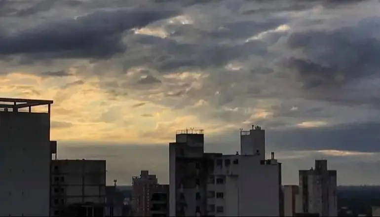 Cielo algo nublado, CABA.