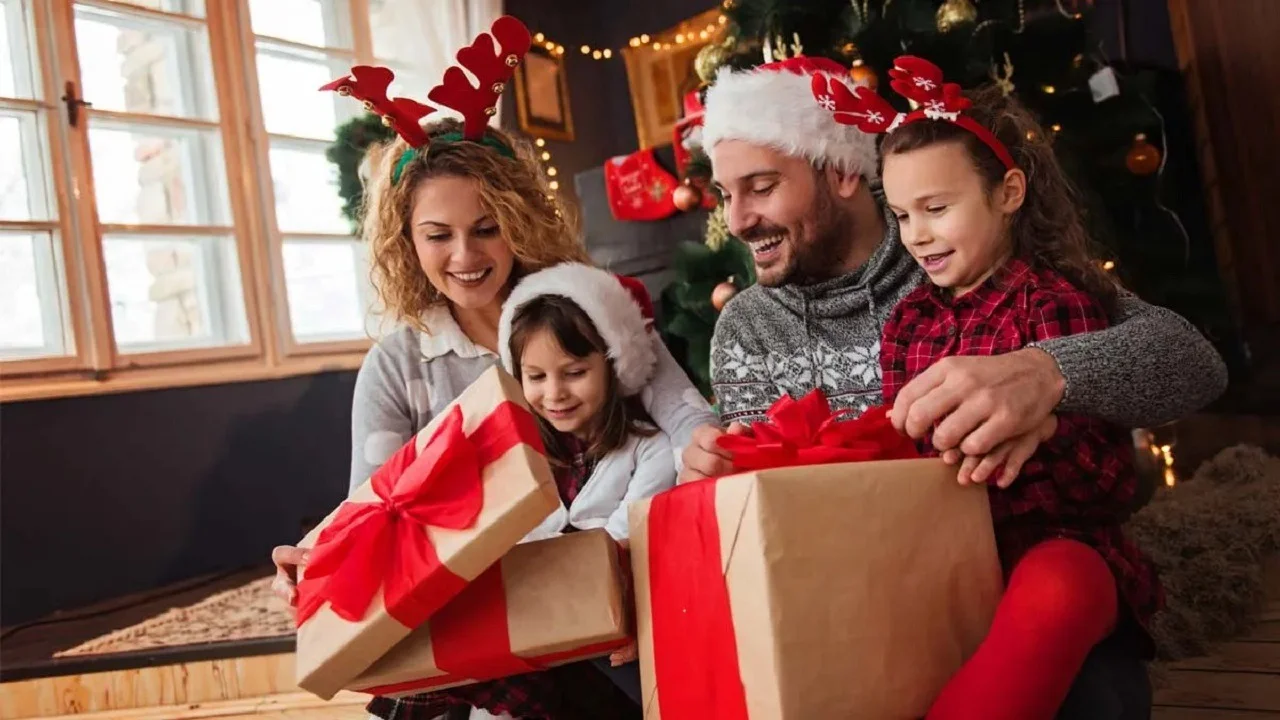 Personas celebrando la Navidad.