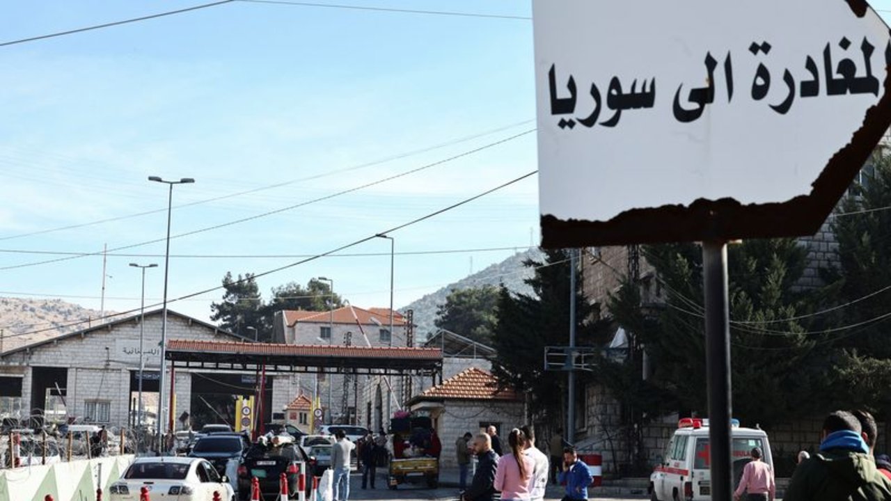 Refugiados regresan a Siria mientras un nuevo primer ministro asume el poder de forma provisional