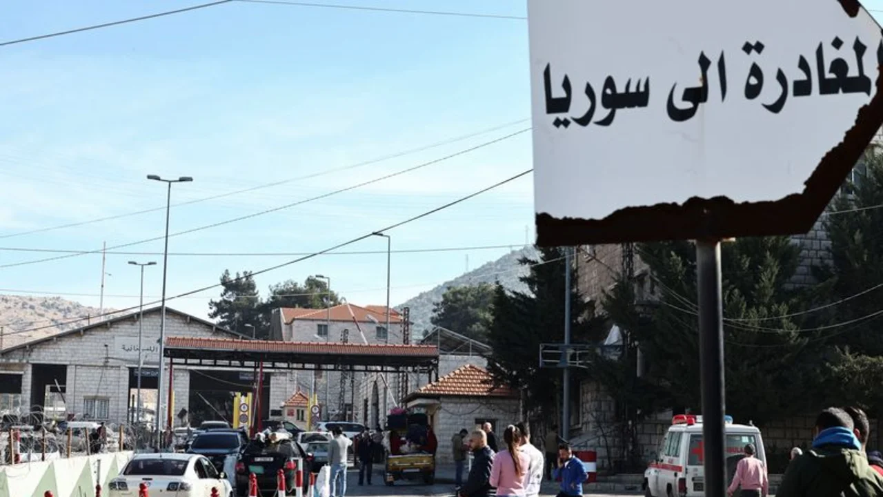 Refugiados regresan a Siria mientras un nuevo primer ministro asume el poder de forma provisional