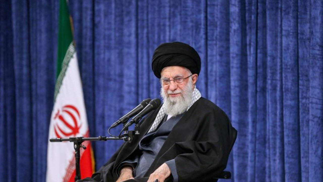 El líder supremo de Irán dice que el derrocamiento de Asad fue el resultado de un plan de Israel y EEUU