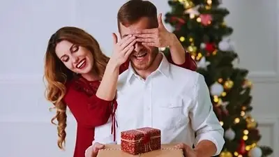 hombre recibiendo regalo de su novia. hombre recibiendo regalo de su novia.