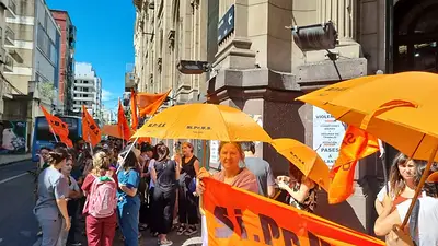 Trabajadores de Salud de Santa Fe se movilizan contra el ajuste de Pullaro: "Nunca en la historia" Trabajadores de Salud de Santa Fe se movilizan contra el ajuste de Pullaro: "Nunca en la historia"