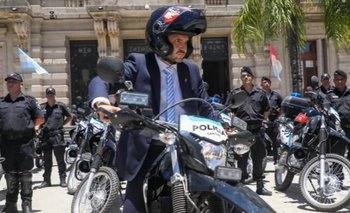 Mientras ajusta a los trabajadores santafesinos, Pullaro prueba las motos de la Policía | Santa fe