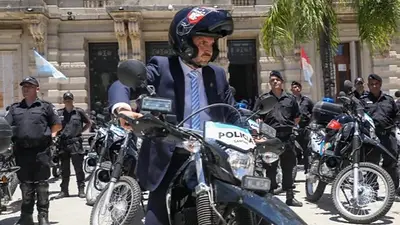 Mientras ajusta a trabajadores de la salud y docentes santafesinos, Pullaro prueba las nuevas motos de la Policía Mientras ajusta a trabajadores de la salud y docentes santafesinos, Pullaro prueba las nuevas motos de la Policía