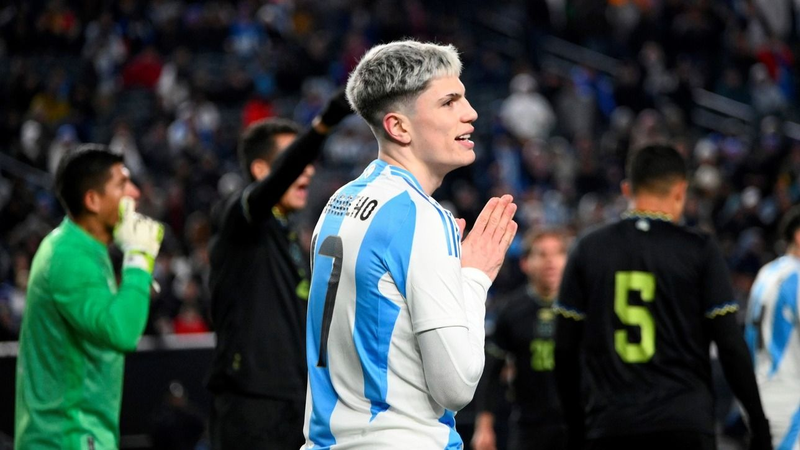 Alejandro Garnacho con la camiseta de la Selección Argentina.