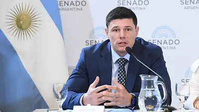 El senador libertario Bruno Olivera aseguró que "si a un trabajador no le gusta una oferta salarial, que busque otro trabajo" El senador libertario Bruno Olivera aseguró que "si a un trabajador no le gusta una oferta salarial, que busque otro trabajo"