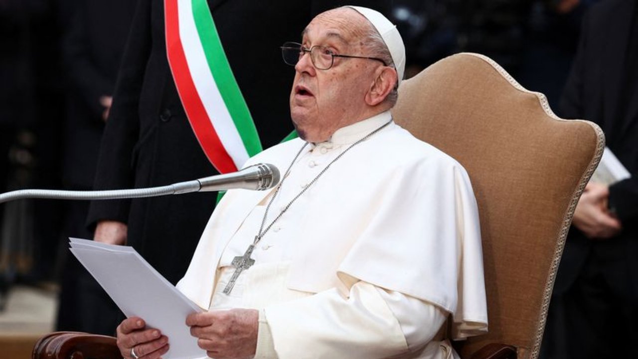 El papa Francisco pide nuevos acuerdos mundiales sobre deuda y gasto militar