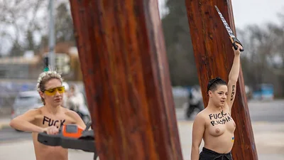 Manifestantes antirrusas en "topless" dañan un monumento ante la ONU en Ginebra Manifestantes antirrusas en "topless" dañan un monumento ante la ONU en Ginebra