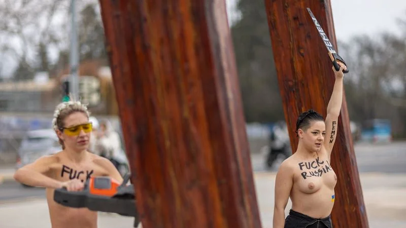Manifestantes antirrusas en "topless" dañan un monumento ante la ONU en Ginebra
