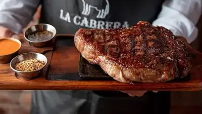 Un parrillero murió mientras trabajaba y sus compañeros siguieron cocinando: la explicación de la empresa Un parrillero murió mientras trabajaba y sus compañeros siguieron cocinando: la explicación de la empresa