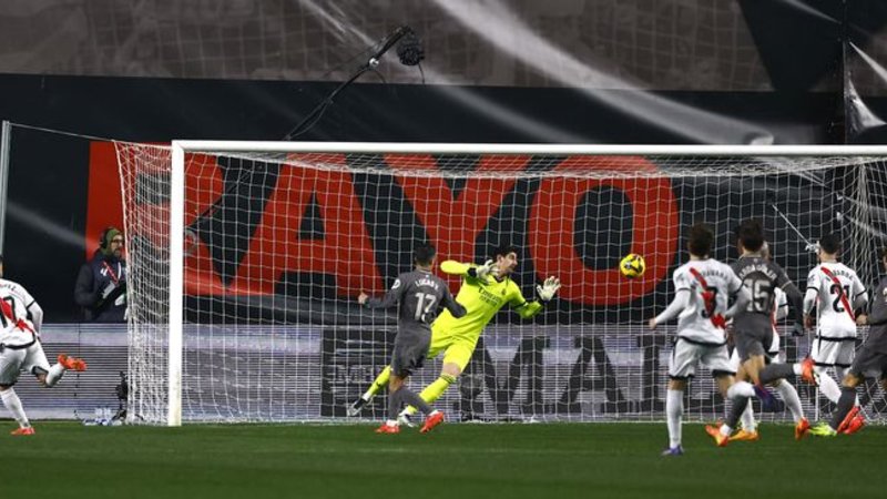 El Real Madrid paga caros sus errores y empata 3-3 ante el Rayo Vallecano