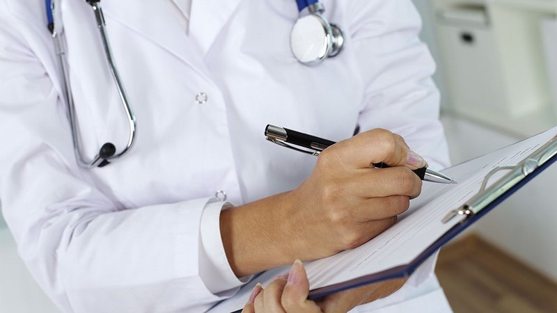 Médico escribiendo