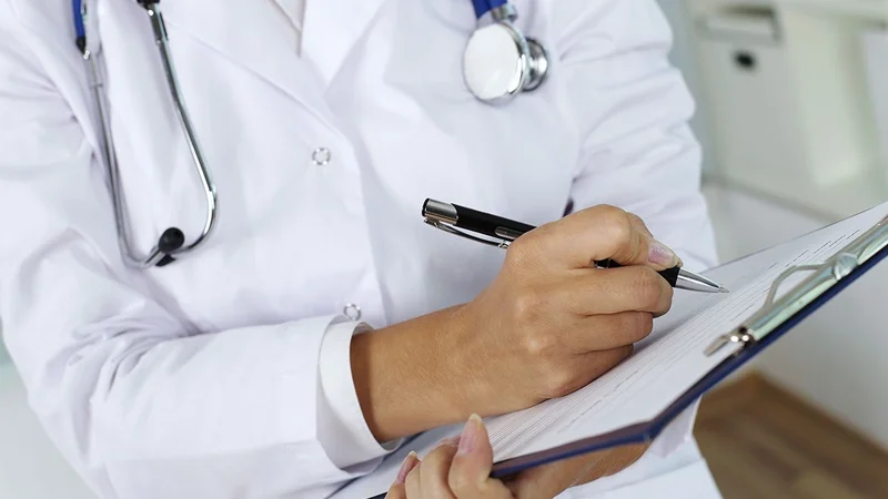 Médico escribiendo